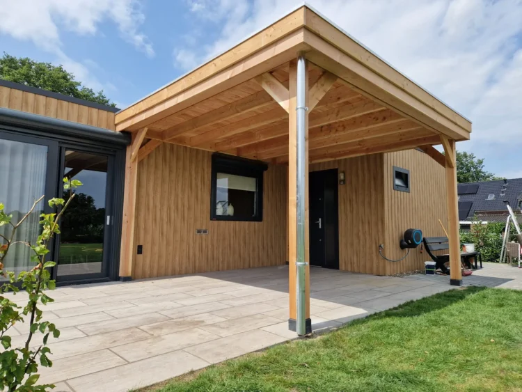 Composiet schutting in antraciet en teak, onderhoudsvrij met kleurbehoud voor een moderne tuin