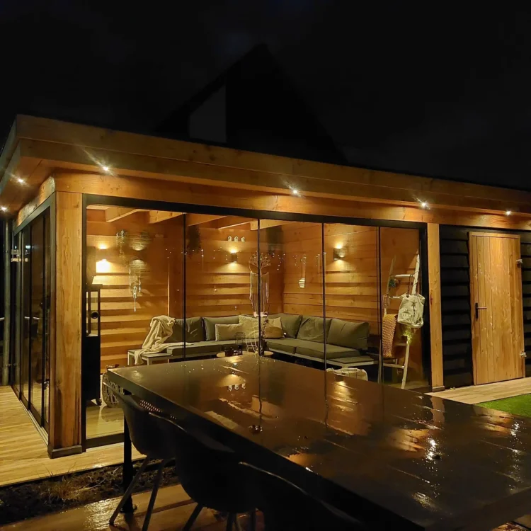 Overkapping met glazen schuifwanden en kachel, ingericht voor de winter