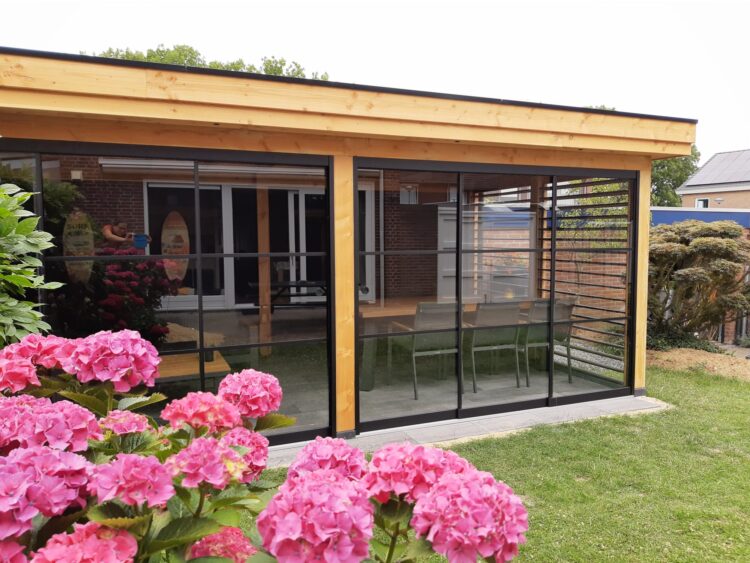 Houten terrasoverkapping in de tuin, geplaatst met oog voor zon en beschutting